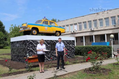 В г. Шахты автомобиль ГАИ установили на постамент перед МРЭО ГИБДД