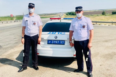 Инспекторы ДПС помогли людям продолжить путь к морю — их автобус сломался на трассе М-4