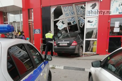 В Шахтах Nissan протаранил витрину магазина сумок [Видео]