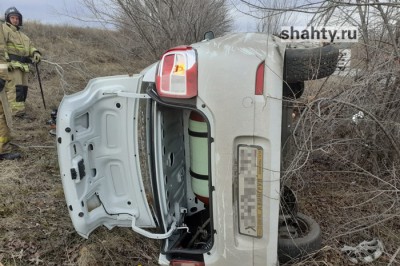 В Шахтах перевернулось такси Renault Logan на подъеме на Майский