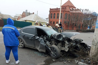 BMW в Шахтах врезался в столб в районе ОДЦ «Город Будущего»: видео