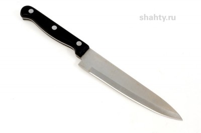 Пьяный пугал ножом людей на остановке около школы — его назвали хулиганом