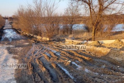 Дорога в Шахтах на дамбе пруда 20 лет РККА чудовищная — женщина оторвала бампер на авто
