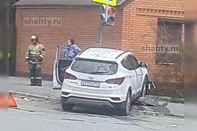 В Шахтах столкнулись два «Хендая», на место ДТП прибыли две скорые: видео