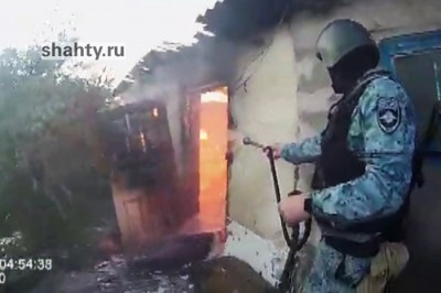 Полицейские из г. Шахты потушили пожар и вынесли из дома 12 баллонов с газом: видео