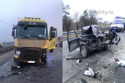 «Семерка» влетела в фуру на встречке: водитель погиб, пассажиры ранены