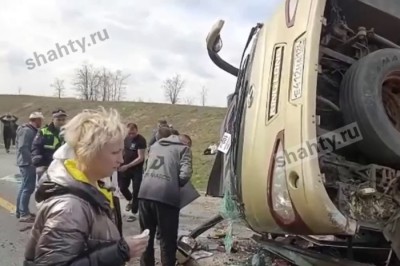 Перевернулся рейсовый автобус на трассе М-4 «Дон» в Ростовской области