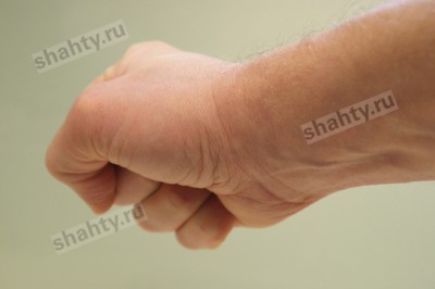 Грабители в Шахтах вытащили мужчину из машины, избили и ограбили на 130 тысяч