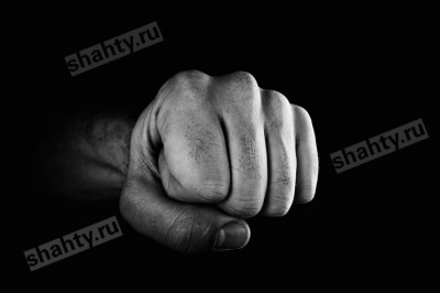 В Шахтах избили 39-летнего мужчину на улице и отобрали два телефона