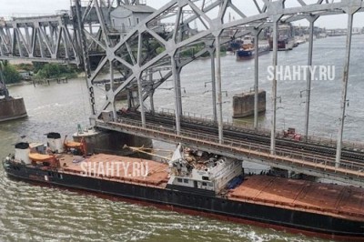 Сухогруз врезался в железнодорожный мост на реке Дон в Ростове
