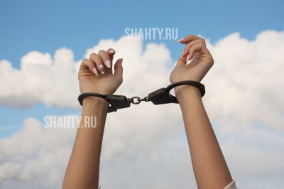 Несовершеннолетняя девочка делала закладки и попалась полицейским в Новошахтинске