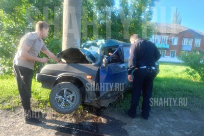 В Шахтах погибли водитель и пассажир: ВАЗ врезался в столб на Артеме