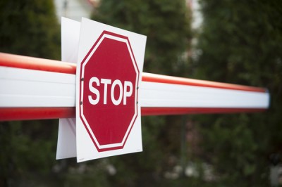 В г. Шахты установили второй шлагбаум на въезде в больничный городок