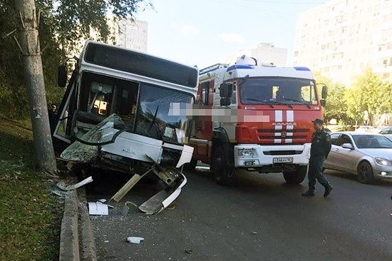 Врезался в столб пассажирский автобус — на скорой увезли шесть пострадавших