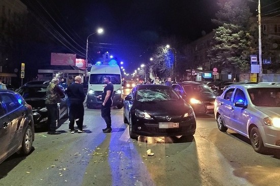 В г. Шахты сбили парня перед кинотеатром Аврора