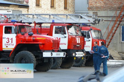 В Шахтах сгорело здание в переулке Пищевом в районе бывшего молкомбината