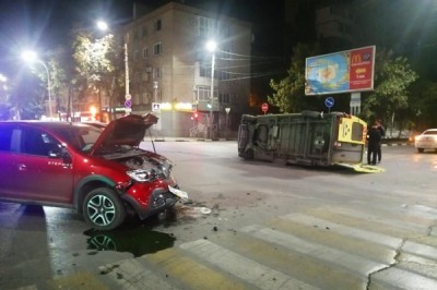 В Шахтах ищут записи момента ДТП, когда перевернулся реанимобиль с пациентом