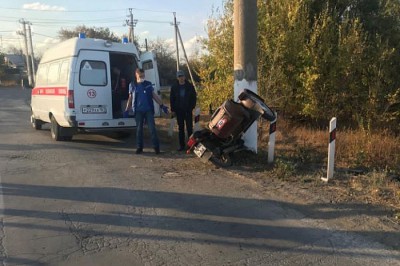 Девушка на мотоцикле врезалась в столб под Шахтами