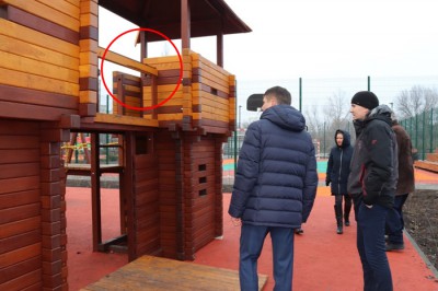 В Шахтах вандалы разрушают новую детскую площадку на улице Хабарова