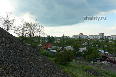 В г. Шахты уберут блоки, установленные самовольно около дома на улице Красный Горняк