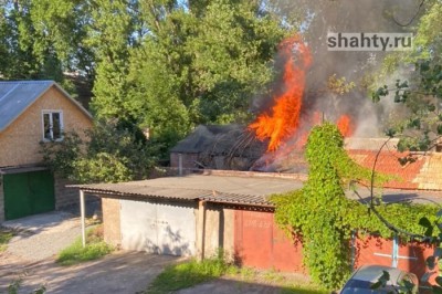 В Шахтах сгорело бесхозное здание на улице Багратиона. Видео