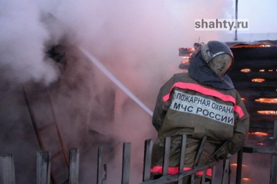 В Шахтах пострадали двое мужчин в загоревшемся доме в поселке Аютинском