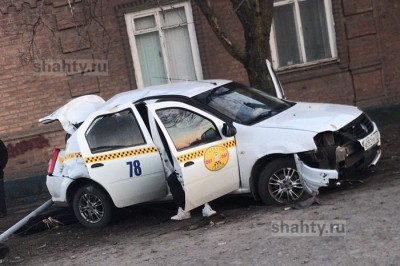 В Шахтах такси попало в ДТП на улице Советской