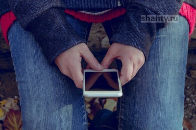 В Шахтах похитили два телефона, проникнув в квартиру через открытое окно