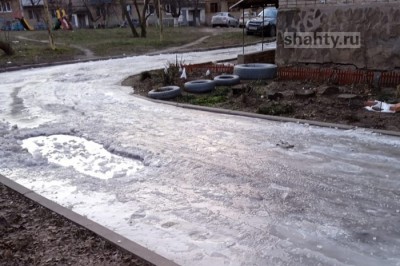 В Шахтах вода заливает дворы многоквартирных домов, образуя наледь