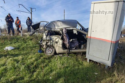 На ж/д переезде погибли два человека: легковушка попала под поезд в Ростовской области