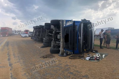 Перевернулся большегруз Volvo с прицепом на трассе М-4 по Каменском-Шахтинским