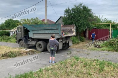 В Шахтах на тротуаре припарковался «Камаз»: водителя грузовика оштрафуют