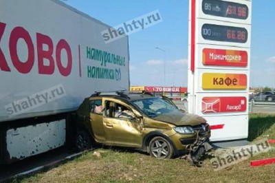 Лопнул трос и буксируемый Renault Sandero влетел в АЗС на трассе М-4: пострадал мальчик