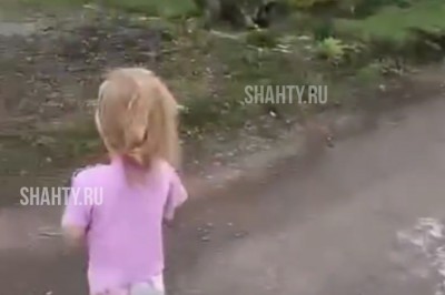 Двух брошенных малышей нашли на дороге в Ростовской области