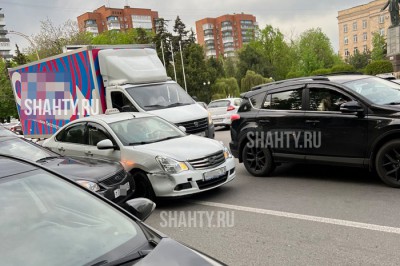 Столкнулись такси и Lada Priora в Шахтах рядом с площадью Ленина