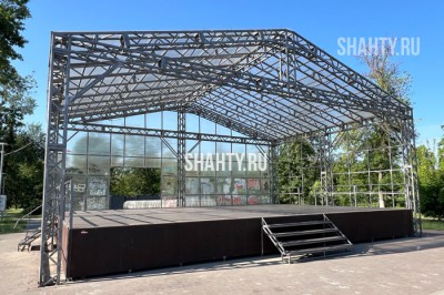 Вандалы: в Шахтах перед концертом «разули» сцену в Александровском парке