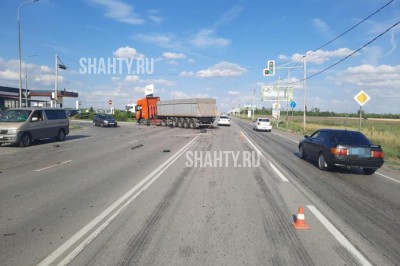 Подробности: «Приора» влетела в тонар на въезде в город Шахты на улице Дачной