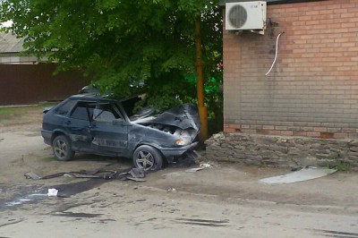 В Шахтах протаранил стену дома ВАЗ после столкновения с Lada Priora