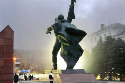 В г. Шахты заменят мрамор на плитку на площади Солдата ко Дню Победы