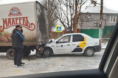 В Шахтах таксист влетел под «Газель» на перекрестке