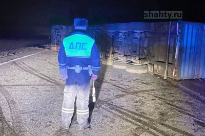 Погиб водитель из-за лопнувшего колеса: фура Volvo опрокинулась на трассе М-4