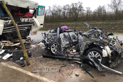 Раздавлен между грузовиками кроссовер с тремя женщинами-полицейскими