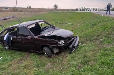 Опрокинулся ВАЗ на трассе в Ростовской области, пытаясь уйти от столкновения