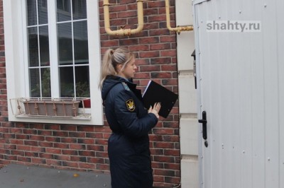 К 11 должникам домой в Шахтах прибыли приставы с налоговиками