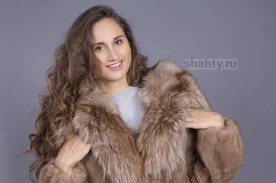 Грабеж века: девушка выхватила шубу из рук, села в машину и скрылась