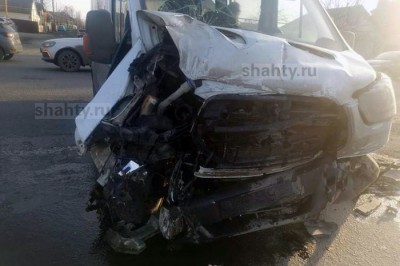 В Шахтах микроавтобус столкнулся с большегрузом на перекрестке