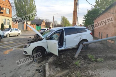 В Шахтах «Веста» влетела в Mazda на перекрестке и снесла дорожный знак: видео
