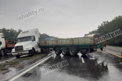Большегруз перегородил трассу М-4 «Дон»: ДТП между Шахтами и Новочеркасском