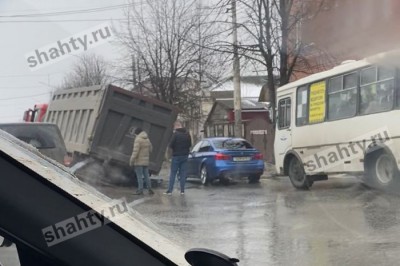 Тонар провалился в центре г. Шахты