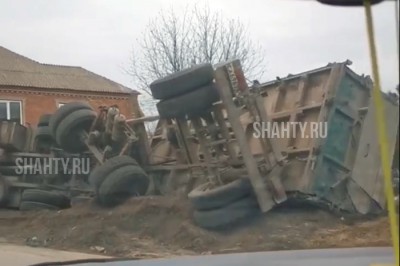 Перевернулся КАМАЗ в соседнем с Шахтами Красном Сулине